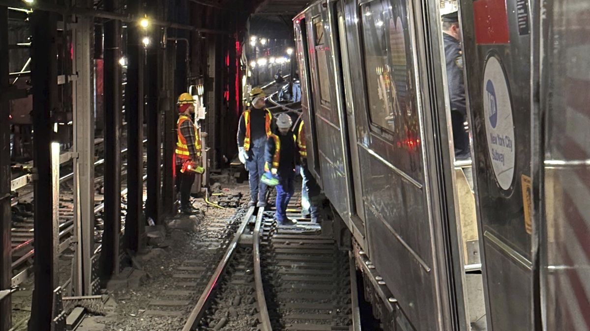 Při srážce dvou vlaků v newyorském metru se zranily desítky lidí